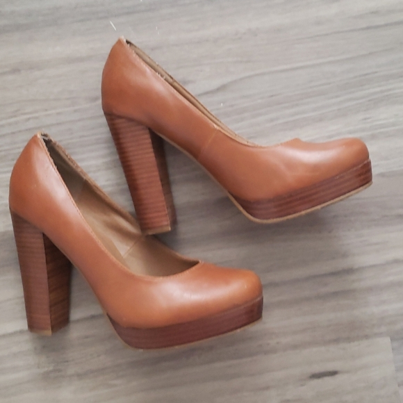 LE CHATEAU Brown shoes - Picture 2 of 3